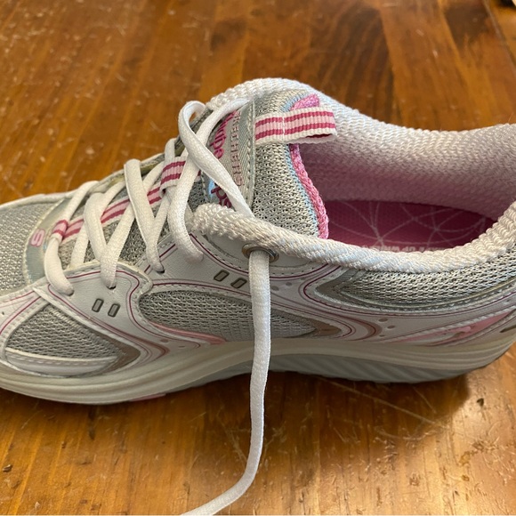 SKECHERS SHAPE-UPS WOMENS US 7 WALKING WHITE SNEAKERS TONING FITNESS - Picture 2 of 6